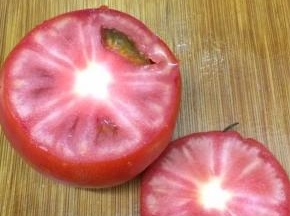 拿个西红柿，将顶部切去