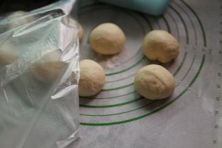 发酵好的面团 排气后均匀的分成8等份
盖保鲜膜松弛15分钟