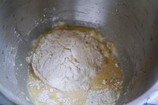 除黄油外，所有面团的材料混合。