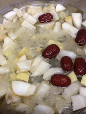 除枸杞子外，材料全部倒入锅中大火烧开，转小火煲半小时