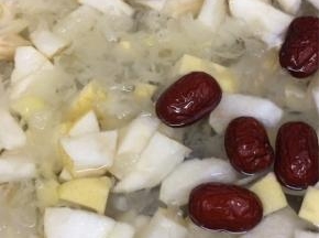 除枸杞子外，材料全部倒入锅中大火烧开，转小火煲半小时