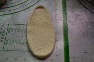 松弛好的面团按扁擀长