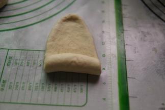 从下往上卷起来 放入模具内