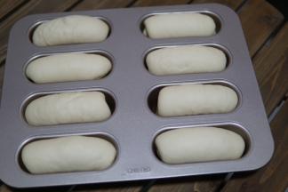 这是发酵好的面团，可以看到明显变大了很多，满模了，这时候可以预热烤箱了180度