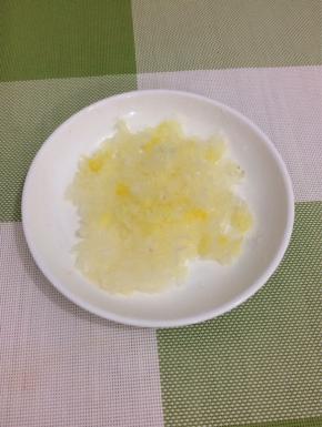 银耳洗干净，切成小块