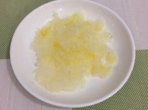 银耳洗干净，切成小块