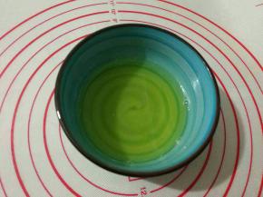 剩下的糖浆放在小碗中备用