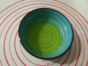剩下的糖浆放在小碗中备用