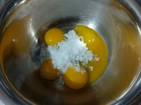 蛋黄中加入30克细砂糖，电动打蛋器打发至蛋黄发白