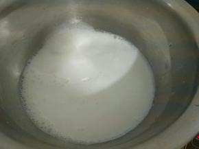 牛奶中加入30克细砂糖，隔水加热至冒泡泡