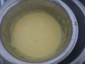 隔水加热至牛奶蛋黄糊浓稠离火稍微冷却