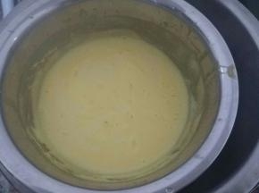 隔水加热至牛奶蛋黄糊浓稠离火稍微冷却
