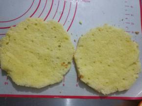 用刷子蘸取步骤5中的糖浆，刷于蛋糕胚表面，两面都要刷上哦