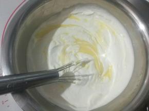 淡奶油打发至有纹路即可，不要打过，倒入冷却后的慕斯糊中，搅拌均匀