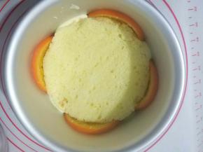 倒入慕斯糊与橙片齐平，再放入一片蛋糕胚