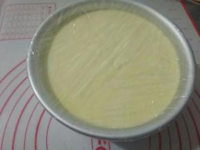 再到剩下部分慕斯糊，码入另一片蛋糕胚，倒入剩下的慕斯糊，抹平表面，覆盖保鲜膜，冰箱冷藏4小时以上口感最佳