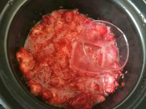 这！个！步！骤！很！重！要！
这！个！步！骤！很！重！要！
这！个！步！骤！很！重！要！
不要用料理机，
因为料理机的刀片会破坏掉草莓的纤维，
而且金属的东西也会影响草莓酱的味道！
所以，要用手捏碎或者杯子底压碎，
不管你怎么弄，只要不是金属器具捣碎就可以