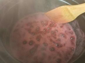 小火慢熬，出锅前滴几滴鲜柠檬汁，即可以提味儿，也可以有助凝固