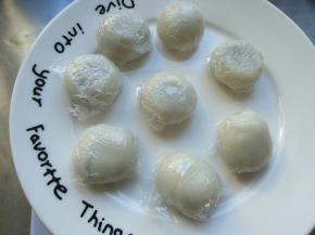 将汤圆煮熟，冷却后，用保鲜膜包住，冷冻2小时以上，冻硬为止