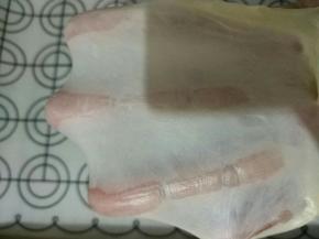 将面包的所以食材以豆浆、蛋白、糖盐对角放、黄油、高筋面粉、酵母的顺序放入面包机，揉至出手套膜