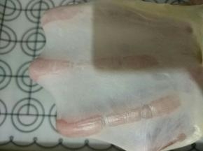 将面包的所以食材以豆浆、蛋白、糖盐对角放、黄油、高筋面粉、酵母的顺序放入面包机，揉至出手套膜