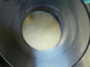 揉圆，放入容器内进行一次发酵