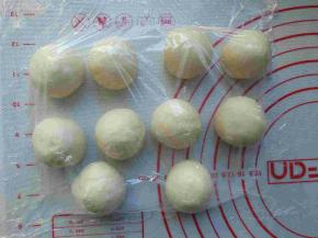 分成10等份，揉圆后静置15分钟醒面