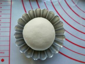 取一只面团包入汤圆放入菊花模具中，其他放入自己喜欢的模具即可