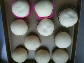 放入烤箱发酵至1.5-2倍大，取出，烤箱预热上下火190度，烘焙上下火180度，中下层，18分钟