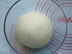 将面粉加入适量的水活成光滑的面团，要做到三光！面光，盆光，手光！做削面稍稍硬一点最好，面片会更劲道！！