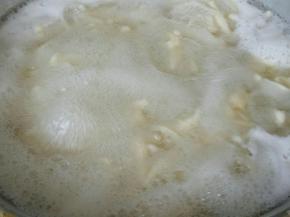 借助削面刀，削成面片