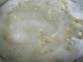 借助削面刀，削成面片