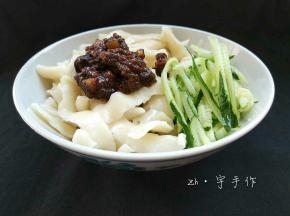 黄瓜切丝，再放点炸酱，哇塞爽口的炸酱刀削面就做好啦！