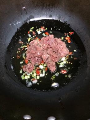 再将肉馅放入，炒至变色