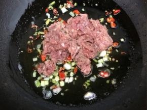 再将肉馅放入，炒至变色
