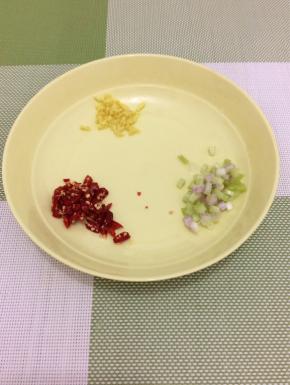 将葱、姜和辣椒切成小粒