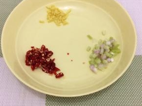 将葱、姜和辣椒切成小粒