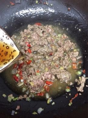 加入料酒翻炒片刻