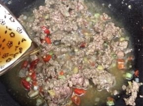 加入料酒翻炒片刻