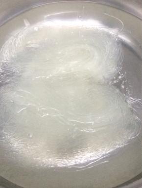 汤锅里加入适量的水烧开，将粉丝倒入焯水