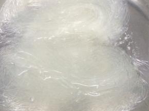 汤锅里加入适量的水烧开，将粉丝倒入焯水