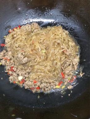 让粉丝把锅中的汤汁吸干后，装盘即可