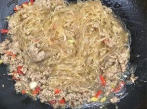让粉丝把锅中的汤汁吸干后，装盘即可