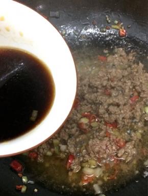 在将调好的料汁倒入，大火烧开