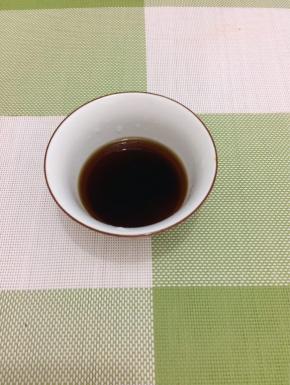 调料汁：将生抽、糖和大约50克的水调均