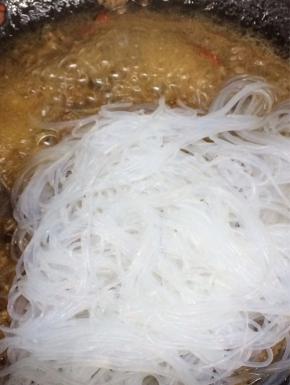 最后将粉丝倒入，与其它的调料炒均匀