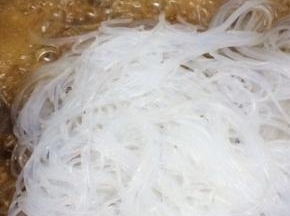 最后将粉丝倒入，与其它的调料炒均匀