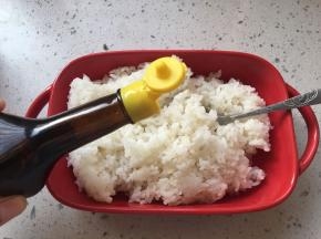 倒入半小勺寿司醋