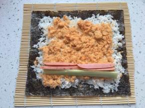 放上香肠和黄瓜