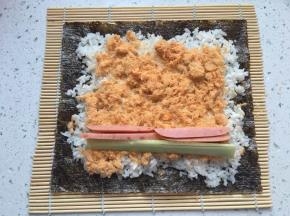 放上香肠和黄瓜